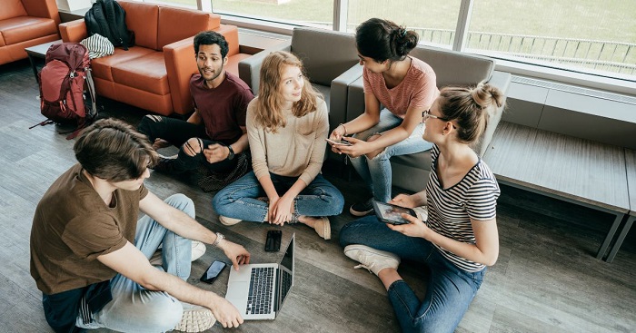 Cách nói chuyện với con về du học Giao tiếp hiệu quả với con trong giai đoạn apply du học